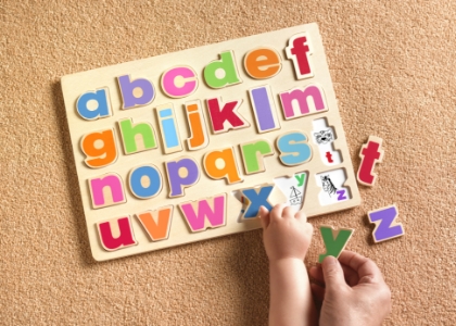 dziecko układające litery